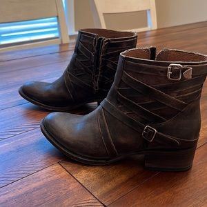 Free Bird size 8 boots in the style “Sammi”. EUC!!